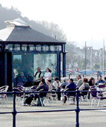 Cafe yn y Mwmbwls.