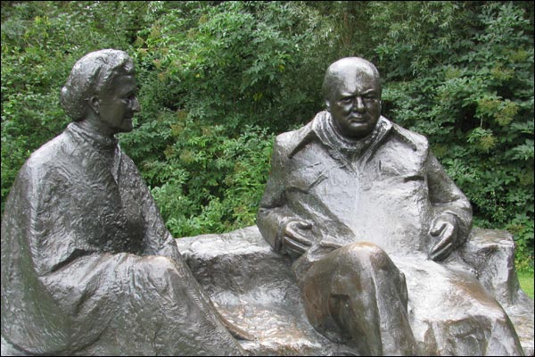 Tượng vợ chồng Clementine và Winston Churchill ở Charwell