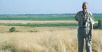 Aubrey Manning stands on top of the Neolithic mound at Çatal Hüyük