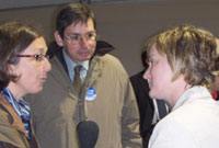 Chris Mills ac Efa Gruffudd Jones yn cael eu holi gan Sian Parri Huws ar gyfer y radio