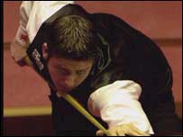 Matthew Stevens sy'n derbyn gwisg werdd