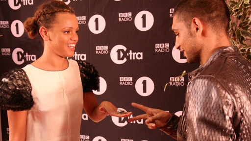 MOBOs - Amir Kahn plays Rock Paper Scissors