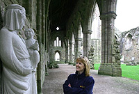 Hayley Thomas Hill yn edmygu'r cerflun newydd