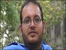 "جیسن" در نمایی از فیلم"بین دو دنیا"