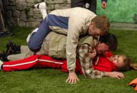 Helynt yn y camp