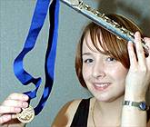 Miriam Nan Hughes,  Groesffordd, Wrecsam, enillydd y Rhuban Glas Offerynnol Ieuenctid