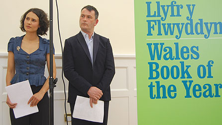 Luned Emyr, un o'r beirniaid, a Tudur Owen, arweinydd noson cyhoeddi'r Rhestr Hir ym Mangor, Ebrill 22 2009
