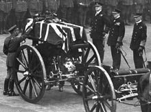 George V places a wreath on the coffin of the Unknown Warrior, 11November 1920