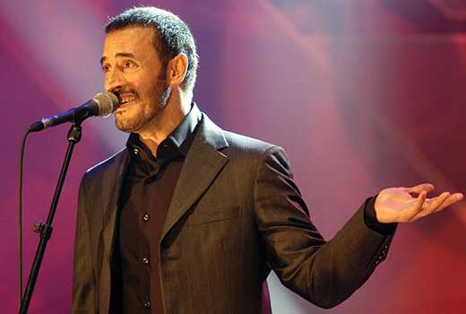 Kazem Al Sahir performing