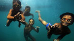 Plant y Bajau yn nofio gyda'i goglau pren © Timothy Allen