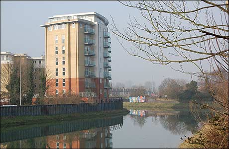 Flats and mural on River Orwell, Ipswich.