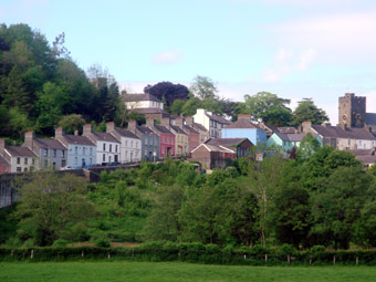 Tai ar y bont ar y ffordd i mewn i dref Llandeilo 