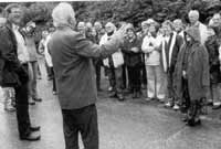 Y Llydawyr yn gwrando ar Jon Meirion Jones