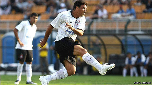 Ronaldo playing for Corinthians against Sao Paulo