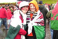 Lowri Johnston a Catrin Rees o flaen Stadiwm Murreyfield yng Nghaeredin