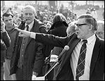 Tony Benn (AS) a Mick McGahey yn ystod streic y glowyr