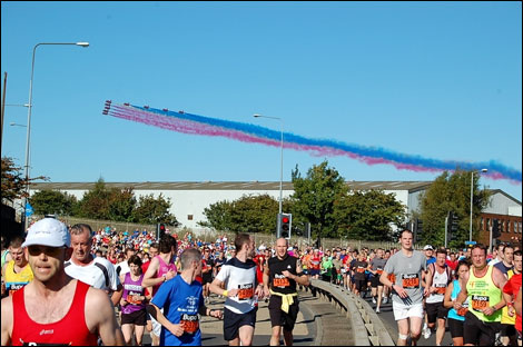 Red Arrows flying over runners. Photo: Lijing Xu
