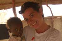 Elin pan oedd yn nyrsio yn y Sudan